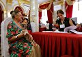 Избиратель в единый день голосования на избирательном участке в Краснодаре Избиратель в единый день голосования на избирательном участке в Краснодаре