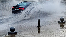 Автомобиль едет по улице Москвы во время дождя. архивное фото Автомобиль едет по улице Москвы во время дождя. архивное фото