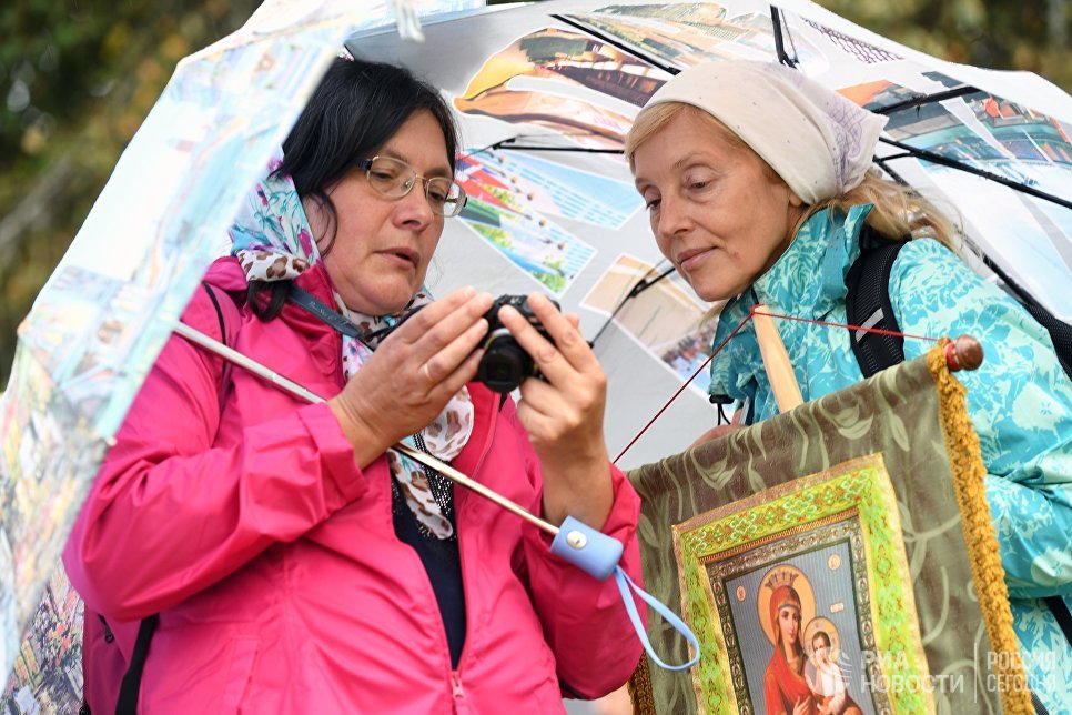 Участники VI Елисаветинского крестного хода во время переправы через Москву-реку из села Ильинское в село Усово Участники VI Елисаветинского крестного хода во время переправы через Москву-реку из села Ильинское в село Усово