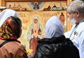 Верующие у иконы святой великой княгини Елизаветы Федоровны у храма Ильи Пророка в селе Ильинское в Московской области Верующие у иконы святой великой княгини Елизаветы Федоровны у храма Ильи Пророка в селе Ильинское в Московской области
