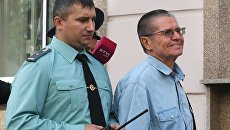 Экс-министр экономического развития Алексей Улюкаев выходит из здания Замоскворецкого суда. 18 сентября 2017 Экс-министр экономического развития Алексей Улюкаев выходит из здания Замоскворецкого суда. 18 сентября 2017
