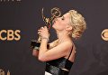 Актриса Кейт Маккиннон на церемонии награждения телевизионной премии Эмми-2017 в Лос-Анджелесе Актриса Кейт Маккиннон на церемонии награждения телевизионной премии Эмми-2017 в Лос-Анджелесе