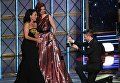 Дебра Мессинг и Крис Хардвик вручают премия Эмми Джулии Луи-Дрейфус Дебра Мессинг и Крис Хардвик вручают премия Эмми Джулии Луи-Дрейфус