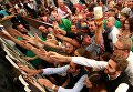Гости добираются до одной из первых кружек пива на открытии фестиваля Октоберфест в Мюнхене Гости добираются до одной из первых кружек пива на открытии фестиваля Октоберфест в Мюнхене