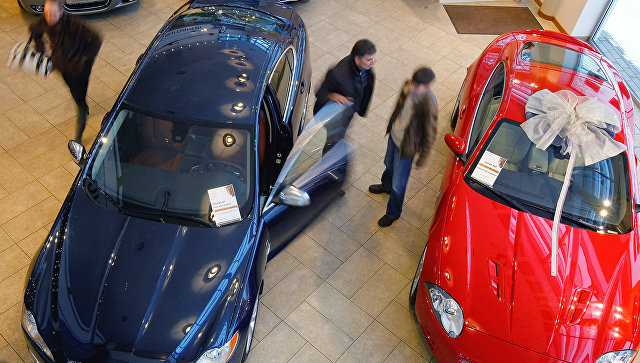 Покупатели в выставочном зале автомобильного салона. Архивное