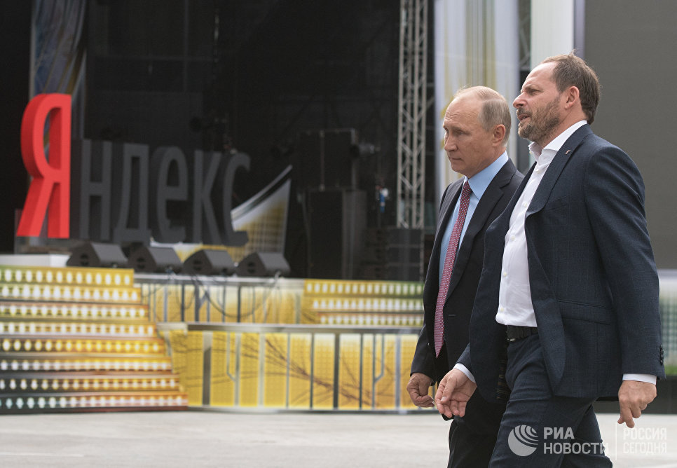 генеральный директор компании Яндекс Аркадий Волож и Владимир Путин во время посещения московского офиса отечественной ИТ-компании Яндекс. 21 сентября 2017 генеральный директор компании Яндекс Аркадий Волож и Владимир Путин во время посещения московского офиса отечественной ИТ-компании Яндекс. 21 сентября 2017