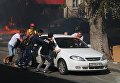 Мужчины отгоняют машину от горящего десятиэтажного здания в центре Ростова-на-Дону Мужчины отгоняют машину от горящего десятиэтажного здания в центре Ростова-на-Дону
