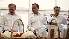 Председатель правительства РФ Дмирий Медведев во время рабочей поездки в Республику Адыгея. Слева - глава Республики Адыгея Мурат Кумпилов. 22 сентября 2017 Председатель правительства РФ Дмирий Медведев во время рабочей поездки в Республику Адыгея. Слева - глава Республики Адыгея Мурат Кумпилов. 22 сентября 2017