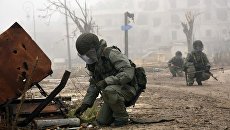 Военнослужащий РФ во время разминирования в Алеппо. Архивное фото Военнослужащий РФ во время разминирования в Алеппо. Архивное фото