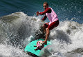 Ежегодный турнир по собачьему серфингу Surf City Surf Dog на пляже Хантингтон-Бич, Калифорния. 23 сентября 2017 года Ежегодный турнир по собачьему серфингу Surf City Surf Dog на пляже Хантингтон-Бич, Калифорния. 23 сентября 2017 года