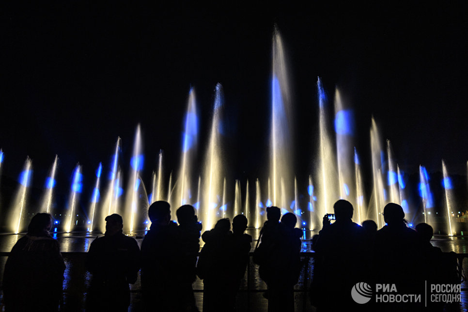 Шоу фонтанов в парке Царицыно в рамках VII Московского международного фестиваля Круг света в Москве Шоу фонтанов в парке Царицыно в рамках VII Московского международного фестиваля Круг света в Москве