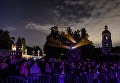 Зрители во время выступления певца Дмитрия Маликова в сопровождении живых видеопроекций LIVE в парке Царицыно в рамках VII Московского международного фестиваля Круг света в Москве Зрители во время выступления певца Дмитрия Маликова в сопровождении живых видеопроекций LIVE в парке Царицыно в рамках VII Московского международного фестиваля Круг света в Москве