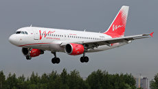 Самолет Airbus A319 авиакомпании ВИМ-Авиа взлетает в аэропорту. Архивное фото Самолет Airbus A319 авиакомпании ВИМ-Авиа взлетает в аэропорту. Архивное фото