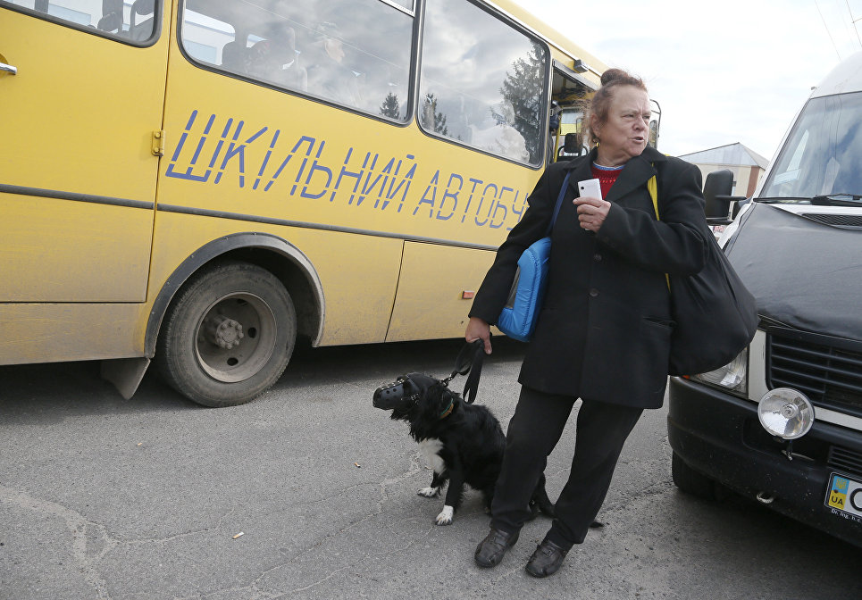 Во время эвакуации населения в городе Калиновка в 20 км от места взрыва боеприпасов. 27 сентября 2017 Во время эвакуации населения в городе Калиновка в 20 км от места взрыва боеприпасов. 27 сентября 2017