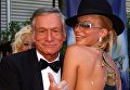 Хью Хефнер с девушкой Playboy Зои Грегори на 44-ой ежегодной премии Грэмми. 26 февраля 2002 Хью Хефнер с девушкой Playboy Зои Грегори на 44-ой ежегодной премии Грэмми. 26 февраля 2002
