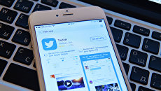 Страница социальной сети Twitter на экране смартфона Страница социальной сети Twitter на экране смартфона