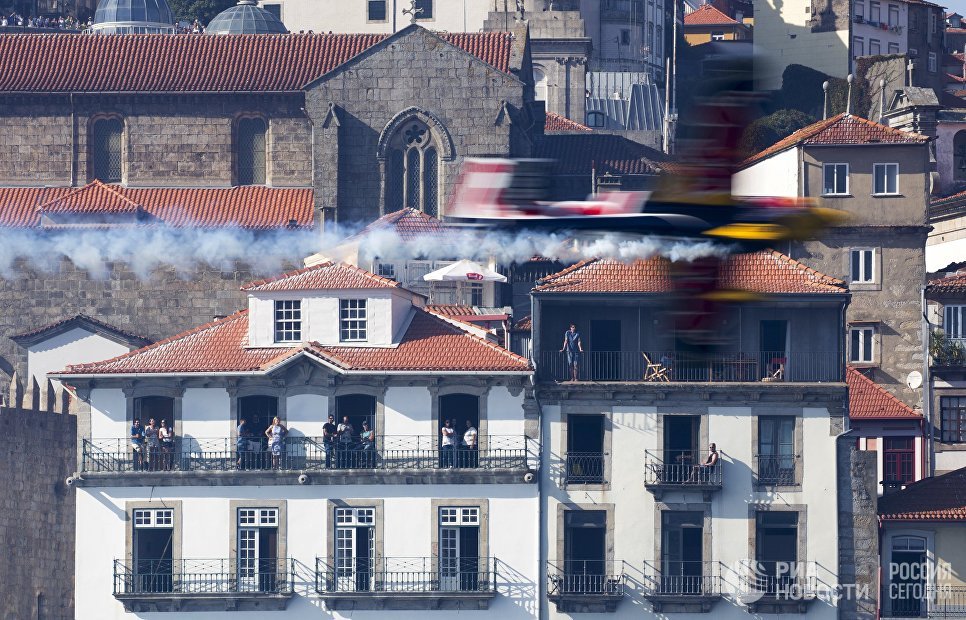 Пилот во время выступления в классе Challenger на этапе чемпионата мира Red Bull Air Race в Порту Пилот во время выступления в классе Challenger на этапе чемпионата мира Red Bull Air Race в Порту