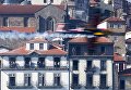 Пилот во время выступления в классе Challenger на этапе чемпионата мира Red Bull Air Race в Порту Пилот во время выступления в классе Challenger на этапе чемпионата мира Red Bull Air Race в Порту