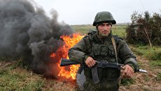 Военнослужащий во время тактических учений мотострелковых подразделений Балтийского флота в рамах стратегических учений Запад-2017 на полигоне Правдинский в Калининградской области. Архивное фото Военнослужащий во время тактических учений мотострелковых подразделений Балтийского флота в рамах стратегических учений Запад-2017 на полигоне Правдинский в Калининградской области. Архивное фото
