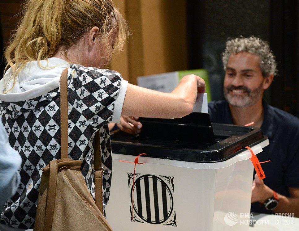 Голосование на избирательном участке в Барселоне во время референдума о независимости Каталонии. 1 октября 2017
