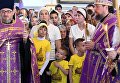 Верующие во время всенощного бдения в храме святителя Алексия, митрополита Московского в Самарканде Верующие во время всенощного бдения в храме святителя Алексия, митрополита Московского в Самарканде