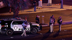 Сотрудники полиции на месте стрельбы у казино Mandalay Bay в Лас-Вегасе, США Сотрудники полиции на месте стрельбы у казино Mandalay Bay в Лас-Вегасе, США