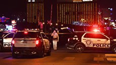 Автомобили полиции на месте стрельбы у казино Mandalay Bay в Лас-Вегасе Автомобили полиции на месте стрельбы у казино Mandalay Bay в Лас-Вегасе