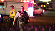 Полиция на месте стрельбы у казино Mandalay Bay в Лас-Вегасе. 2 октября 2017 Полиция на месте стрельбы у казино Mandalay Bay в Лас-Вегасе. 2 октября 2017