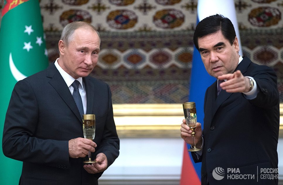 Владимир Путин и президент Туркмении Гурбангулы Бердымухамедов на церемонии подписания совместных документов по итогам переговоров в Ашхабаде. 2 октября 2017 Владимир Путин и президент Туркмении Гурбангулы Бердымухамедов на церемонии подписания совместных документов по итогам переговоров в Ашхабаде. 2 октября 2017