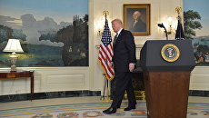 Президент США Дональд Трамп после выступления с заявлением относительно массовой стрельбы в Лас-Вегасе. 2 октября 2017 Президент США Дональд Трамп после выступления с заявлением относительно массовой стрельбы в Лас-Вегасе. 2 октября 2017