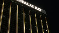 Выбитое стекло в окне, откуда велась стрельба по людям, на фасаде отеля Mandalay Bay. Архивное фото Выбитое стекло в окне, откуда велась стрельба по людям, на фасаде отеля Mandalay Bay. Архивное фото