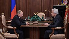 Владимир Путин и заместитель председателя Государственной Думы РФ Владимир Васильев во время встречи. 3 октября 2017 Владимир Путин и заместитель председателя Государственной Думы РФ Владимир Васильев во время встречи. 3 октября 2017