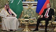 Президент РФ Владимир Путин и король Саудовской Аравии Сальман Бен Абдель Азиз Аль Сауд во время встречи. 5 октября 2017 Президент РФ Владимир Путин и король Саудовской Аравии Сальман Бен Абдель Азиз Аль Сауд во время встречи. 5 октября 2017
