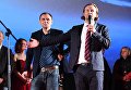 Режиссёры Бакур Бакурадзе (в центре) и Клим Шипенко на премьере фильма Салют-7 в кинотеатре Октябрь Режиссёры Бакур Бакурадзе (в центре) и Клим Шипенко на премьере фильма Салют-7 в кинотеатре Октябрь