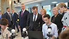 Дмитрий Медведев во время посещения образовательного комплекса Воробьёвы горы. 6 октября 2017 Дмитрий Медведев во время посещения образовательного комплекса Воробьёвы горы. 6 октября 2017