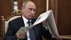 Владимир Путин во время встречи с председателем Центральной избирательной комиссии РФ Эллой Памфиловой. 9 октября 2017 Владимир Путин во время встречи с председателем Центральной избирательной комиссии РФ Эллой Памфиловой. 9 октября 2017