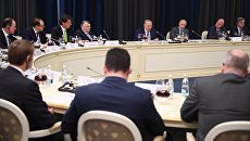Президент РФ Владимир Путин во время встречи с представителями деловых кругов Германии. 12 октября 2017 Президент РФ Владимир Путин во время встречи с представителями деловых кругов Германии. 12 октября 2017