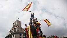 Участники акции в защиту единства Испании в Барселоне. Архивное фото Участники акции в защиту единства Испании в Барселоне. Архивное фото