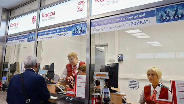 Пассажир покупает билет в одной из касс московского метрополитена. Архивное
