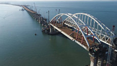 Завершение работ по установке по установке автодорожной арки Крымского моста. Архивное фото Завершение работ по установке по установке автодорожной арки Крымского моста. Архивное фото