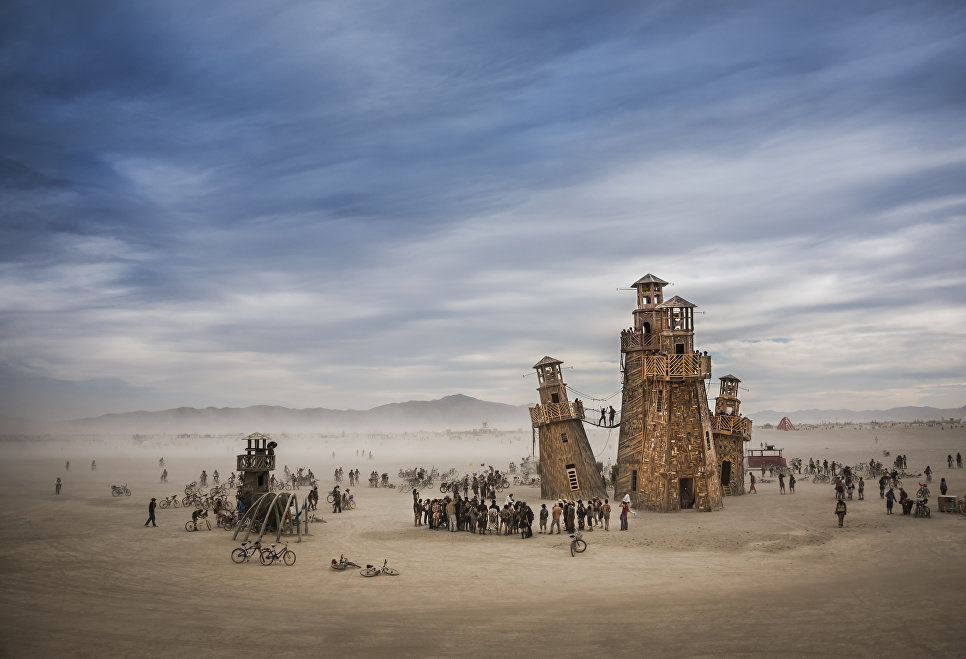 Инсталляции The Black Rock Lighthouse Service на фестивале Burning Man в Неваде, США Инсталляции The Black Rock Lighthouse Service на фестивале Burning Man в Неваде, США
