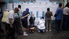 Жители Каракаса на одном из избирательных участков города во время губернаторских выборов Жители Каракаса на одном из избирательных участков города во время губернаторских выборов