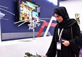 Посетительница рассматривает макет танка Т-90С на стенде компании Рособоронэкспорт на международной оборонной выставке BIDEC-2017 в Бахрейне Посетительница рассматривает макет танка Т-90С на стенде компании Рособоронэкспорт на международной оборонной выставке BIDEC-2017 в Бахрейне