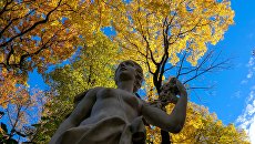 Статуя в Летнем саду в Санкт-Петербурге. Архивное фото Статуя в Летнем саду в Санкт-Петербурге. Архивное фото