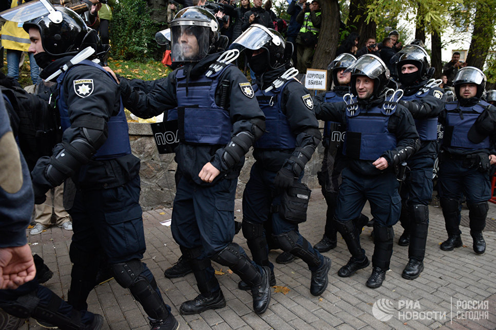 Сотрудники полиции во время акции протеста у здания Верховной рады Украины в Киеве