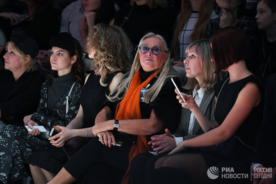 Президент благотворительного фонда Русский силуэт Татьяна Михалкова на показе моды в рамках Mercedes-Benz Fashion Week Russia