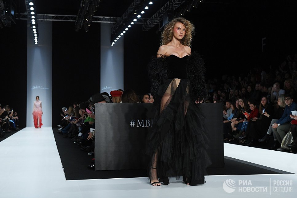 Модель демонстрирует одежду из новой коллекции дизайнера Галы Борзовой в рамках Mercedes-Benz Fashion Week Russia
