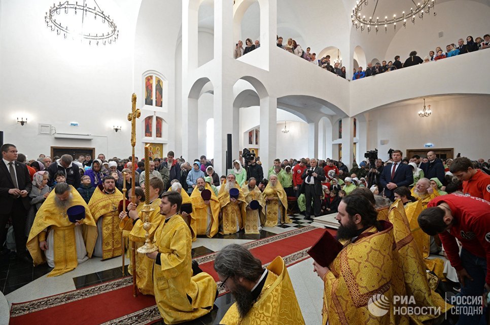 Священнослужители и верующие во время служения патриархом Московским и всея Руси Кириллом чина Великого освящения храма преподобного Сергия Радонежского на Ходынском поле Священнослужители и верующие во время служения патриархом Московским и всея Руси Кириллом чина Великого освящения храма преподобного Сергия Радонежского на Ходынском поле
