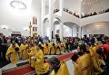 Священнослужители и верующие во время служения патриархом Московским и всея Руси Кириллом чина Великого освящения храма преподобного Сергия Радонежского на Ходынском поле Священнослужители и верующие во время служения патриархом Московским и всея Руси Кириллом чина Великого освящения храма преподобного Сергия Радонежского на Ходынском поле