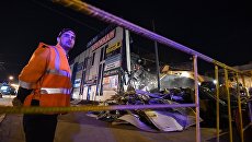 Снос незаконно построенного торгового центра Снос незаконно построенного торгового центра